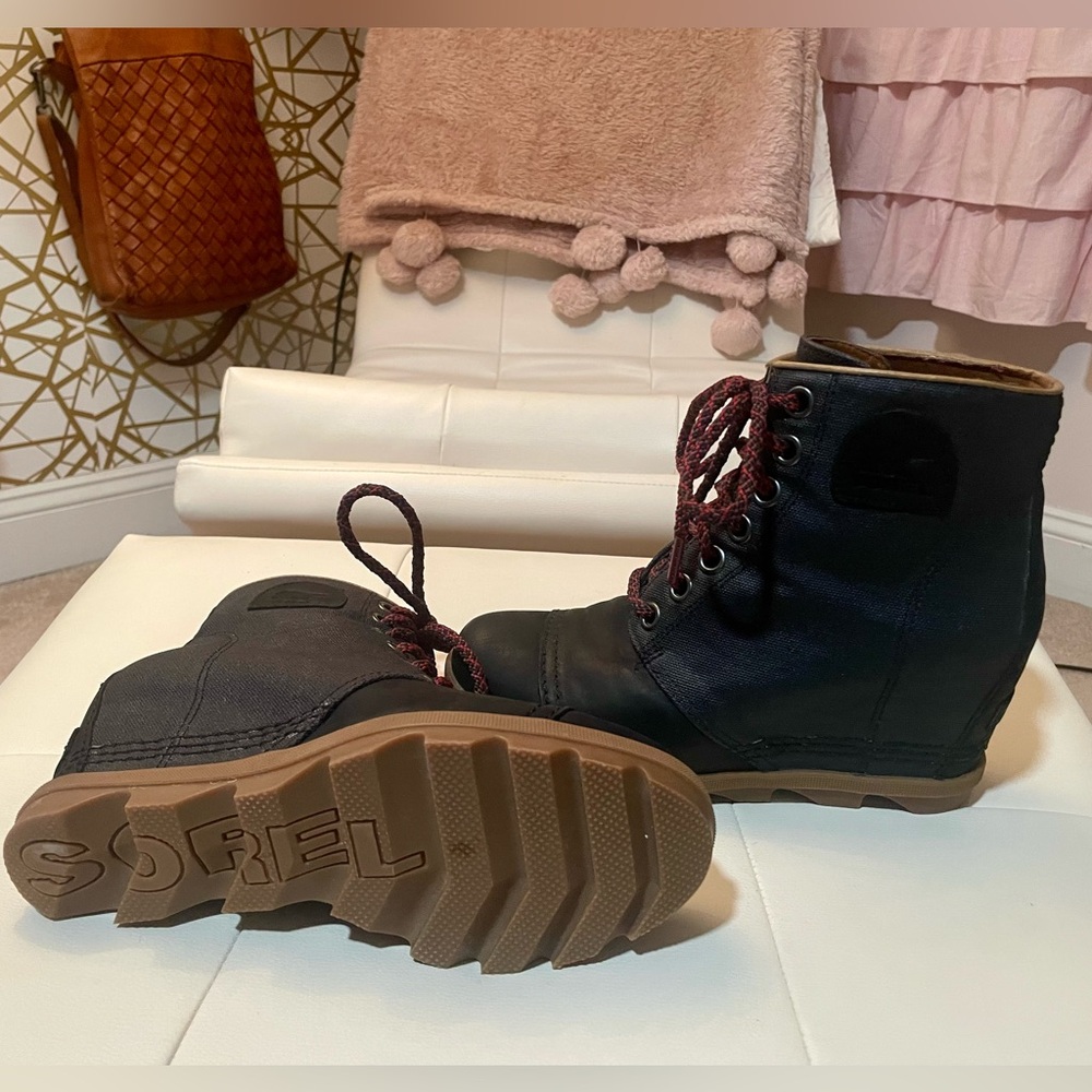 NEW - Sorel Black Joan of Artic Wedge Boots with Brown Soles